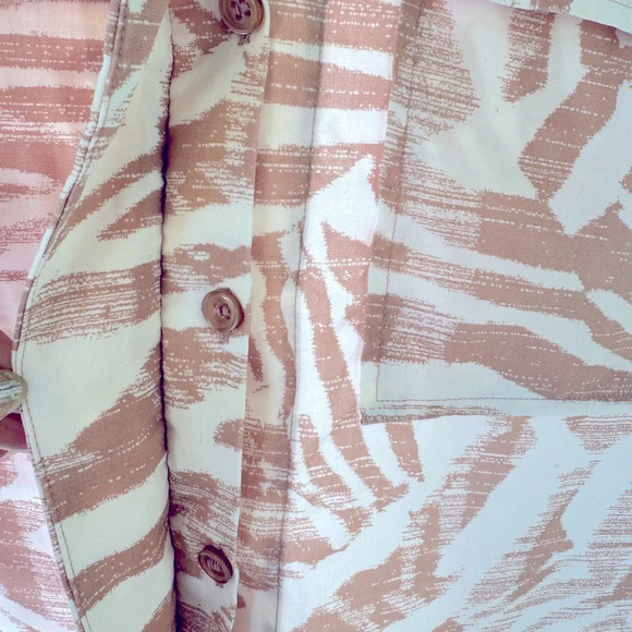 100% Lyocell Tan & White s/s cuffed blouse with collar and hidden button front - Picture 9 of 9